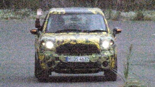 De Mini Crossover concept is de voorbode van de nieuwe Mini SUV, die in de wandelgangen nog als Crossman door het leven gaat. De ontwikkeling van deze nieuwe Brit gaat vrolijk door, getuige de nieuwe 