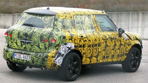 De Mini Crossover concept is de voorbode van de nieuwe Mini SUV, die in de wandelgangen nog als Crossman door het leven gaat. De ontwikkeling van deze nieuwe Brit gaat vrolijk door, getuige de nieuwe 