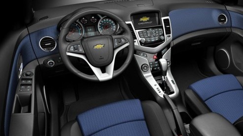 Chevrolet stuurt een teaser in de wereld van de nieuwe Cruze sedan. Deze vierdeurs aanwinst volgt de Nubira op en beleeft zijn debuut tijdens de Autosalon van Parijs. Update: Interieurshot!