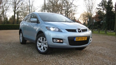 Niet elke auto is in een hokje te plaatsen. Tussen alle terreinautos en SUVs zijn er ook nog 'crossovers' op de markt. De Mazda CX-7 pretendeert tot die laatste categorie te behoren. Met zijn lagere
