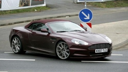 Bij Aston Martin hebben ze het maar druk. De eerste DBS moet nog aan klanten worden geleverd, en ondertussen wordt er met de Volante testwerk verricht. Deze cabriolet-variant werd tijdens wegligging