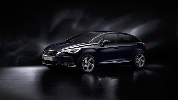 Weg is de dubbele chevron op de neus van de facelift DS5. De auto gaat dan ook niet langer als Citron DS 5 door het leven, maar heet nu voortaan alleen DS 5.