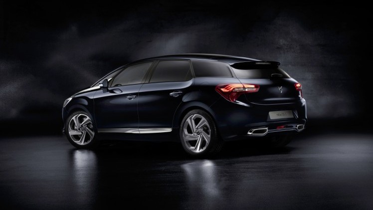 Weg is de dubbele chevron op de neus van de facelift DS5. De auto gaat dan ook niet langer als Citron DS 5 door het leven, maar heet nu voortaan alleen DS 5.