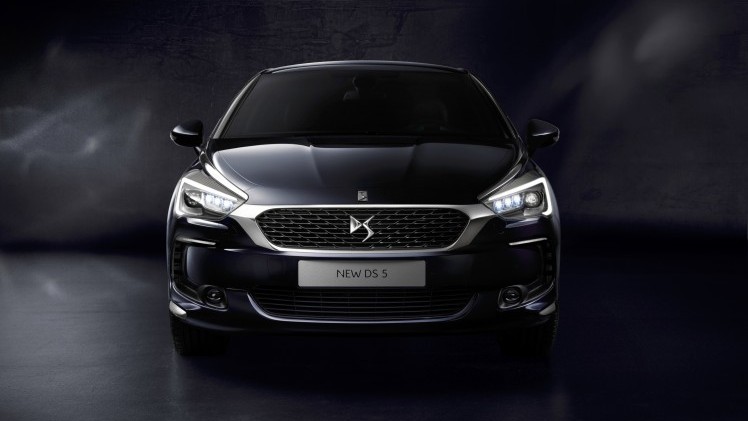 Weg is de dubbele chevron op de neus van de facelift DS5. De auto gaat dan ook niet langer als Citron DS 5 door het leven, maar heet nu voortaan alleen DS 5.