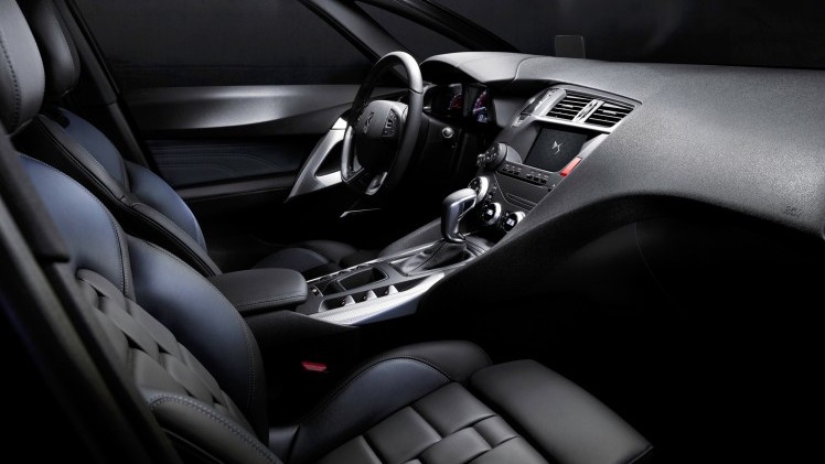 Weg is de dubbele chevron op de neus van de facelift DS5. De auto gaat dan ook niet langer als Citron DS 5 door het leven, maar heet nu voortaan alleen DS 5.