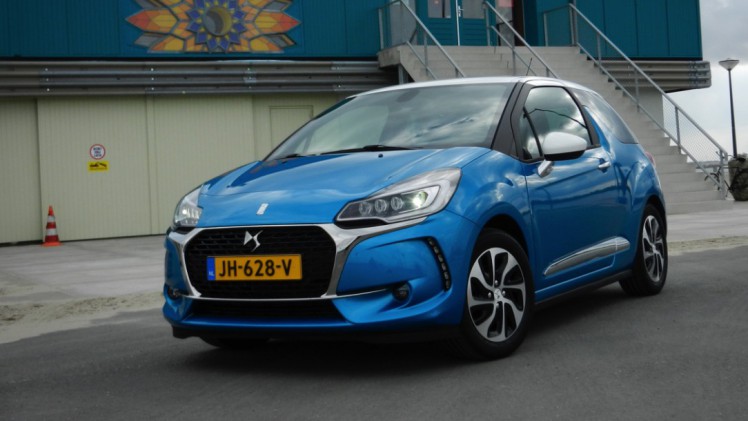 Autotest nieuwe DS 3. Het faceliftmodel staat vanaf april 2016 bij de dealer en blijft voor zich spreken met een extravagant uiterlijk, sportief rijgedrag, fijne motor en nette prijs. Lees de rijtest.