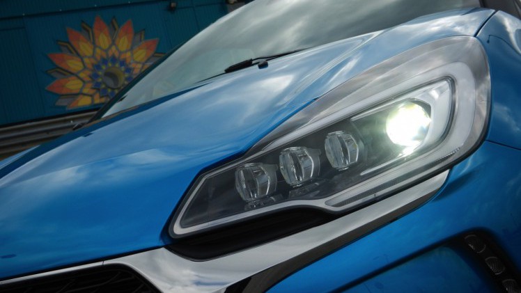 Autotest nieuwe DS 3. Het faceliftmodel staat vanaf april 2016 bij de dealer en blijft voor zich spreken met een extravagant uiterlijk, sportief rijgedrag, fijne motor en nette prijs. Lees de rijtest.