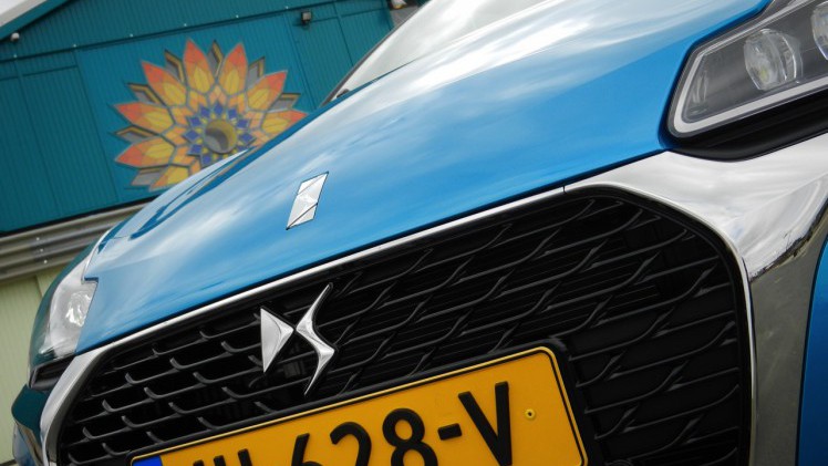 Autotest nieuwe DS 3. Het faceliftmodel staat vanaf april 2016 bij de dealer en blijft voor zich spreken met een extravagant uiterlijk, sportief rijgedrag, fijne motor en nette prijs. Lees de rijtest.
