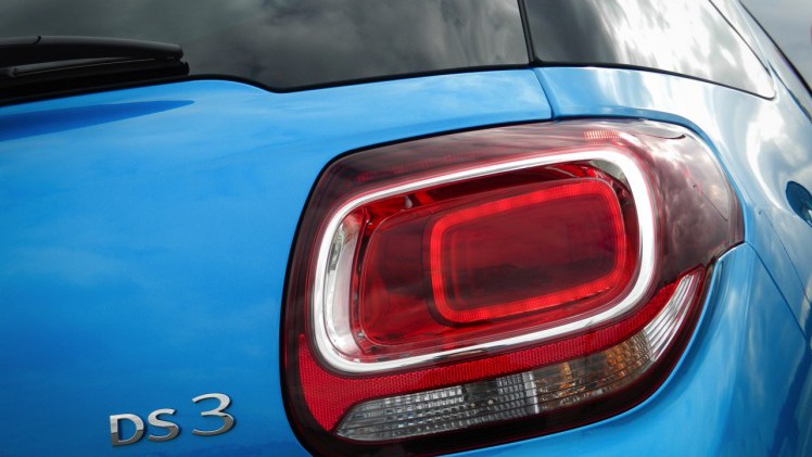 Autotest nieuwe DS 3. Het faceliftmodel staat vanaf april 2016 bij de dealer en blijft voor zich spreken met een extravagant uiterlijk, sportief rijgedrag, fijne motor en nette prijs. Lees de rijtest.