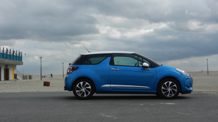 Autotest nieuwe DS 3. Het faceliftmodel staat vanaf april 2016 bij de dealer en blijft voor zich spreken met een extravagant uiterlijk, sportief rijgedrag, fijne motor en nette prijs. Lees de rijtest.