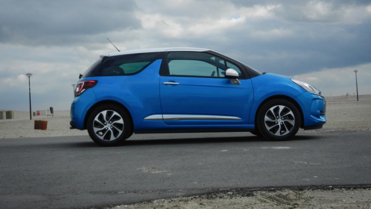 Autotest nieuwe DS 3. Het faceliftmodel staat vanaf april 2016 bij de dealer en blijft voor zich spreken met een extravagant uiterlijk, sportief rijgedrag, fijne motor en nette prijs. Lees de rijtest.