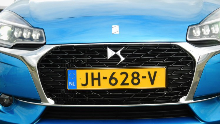 Autotest nieuwe DS 3. Het faceliftmodel staat vanaf april 2016 bij de dealer en blijft voor zich spreken met een extravagant uiterlijk, sportief rijgedrag, fijne motor en nette prijs. Lees de rijtest.