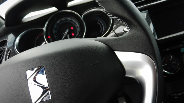 Autotest nieuwe DS 3. Het faceliftmodel staat vanaf april 2016 bij de dealer en blijft voor zich spreken met een extravagant uiterlijk, sportief rijgedrag, fijne motor en nette prijs. Lees de rijtest.