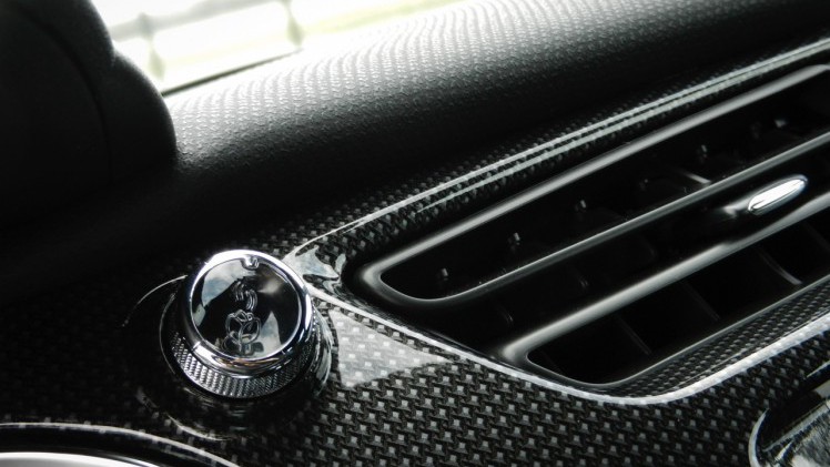 Autotest nieuwe DS 3. Het faceliftmodel staat vanaf april 2016 bij de dealer en blijft voor zich spreken met een extravagant uiterlijk, sportief rijgedrag, fijne motor en nette prijs. Lees de rijtest.