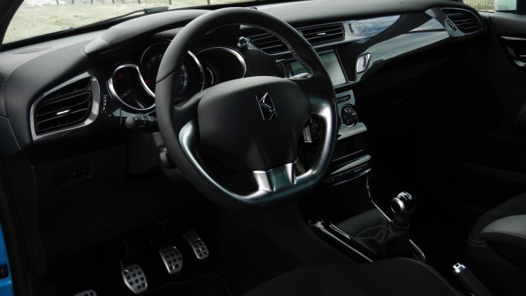 Autotest nieuwe DS 3. Het faceliftmodel staat vanaf april 2016 bij de dealer en blijft voor zich spreken met een extravagant uiterlijk, sportief rijgedrag, fijne motor en nette prijs. Lees de rijtest.