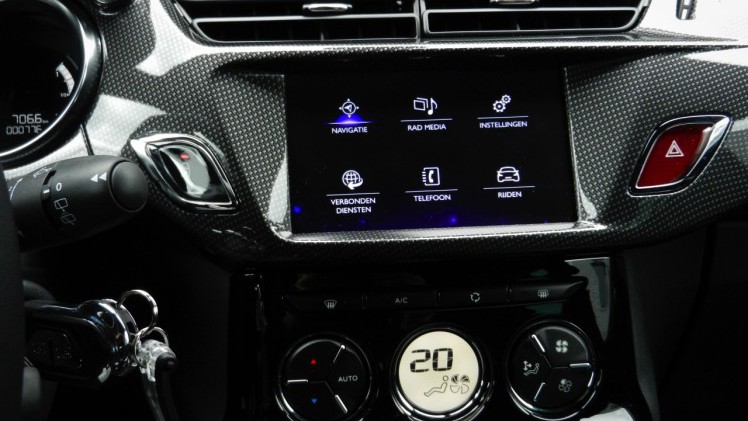 Autotest nieuwe DS 3. Het faceliftmodel staat vanaf april 2016 bij de dealer en blijft voor zich spreken met een extravagant uiterlijk, sportief rijgedrag, fijne motor en nette prijs. Lees de rijtest.