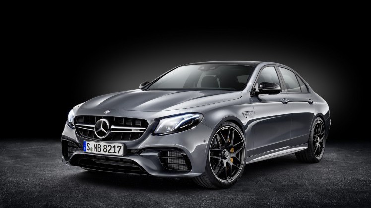 Mercedes-Benz heeft nu het sportieve topmodel van de nieuwe E-Klasse gepresenteerd: de Mercedes-AMG E 63. Hij komt in twee versies.