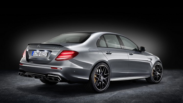 Mercedes-Benz heeft nu het sportieve topmodel van de nieuwe E-Klasse gepresenteerd: de Mercedes-AMG E 63. Hij komt in twee versies.