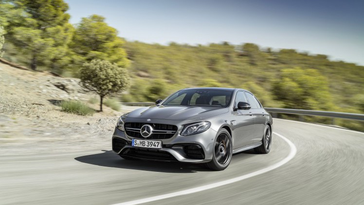 Mercedes-Benz heeft nu het sportieve topmodel van de nieuwe E-Klasse gepresenteerd: de Mercedes-AMG E 63. Hij komt in twee versies.