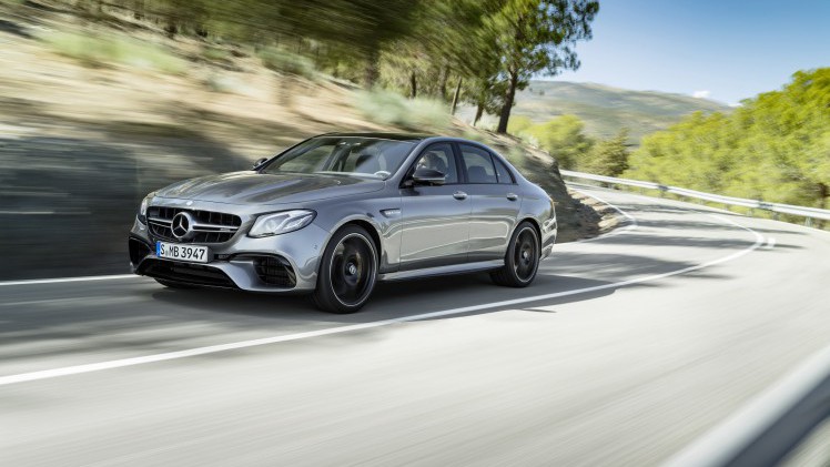 Mercedes-Benz heeft nu het sportieve topmodel van de nieuwe E-Klasse gepresenteerd: de Mercedes-AMG E 63. Hij komt in twee versies.