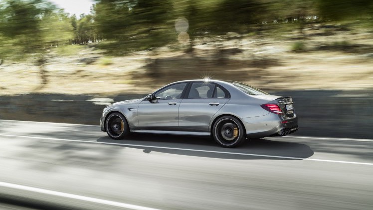 Mercedes-Benz heeft nu het sportieve topmodel van de nieuwe E-Klasse gepresenteerd: de Mercedes-AMG E 63. Hij komt in twee versies.