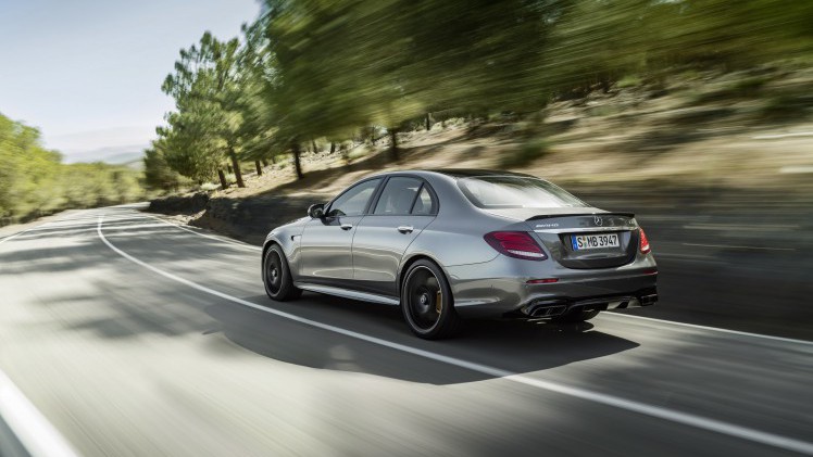 Mercedes-Benz heeft nu het sportieve topmodel van de nieuwe E-Klasse gepresenteerd: de Mercedes-AMG E 63. Hij komt in twee versies.