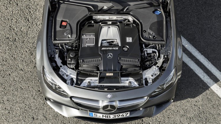 Mercedes-Benz heeft nu het sportieve topmodel van de nieuwe E-Klasse gepresenteerd: de Mercedes-AMG E 63. Hij komt in twee versies.