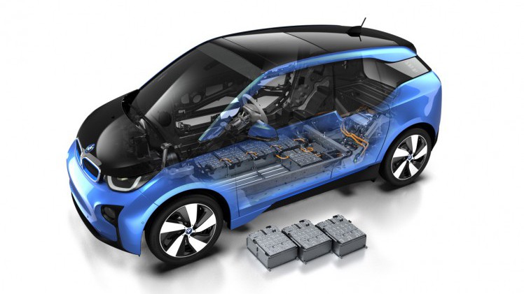 BMW introduceert naast 22 kWh accu ook 33 kWh batterij. Daarmee heeft de i3 een actieradius van 300 kilometer, en dat is 200 kilometer effectief.