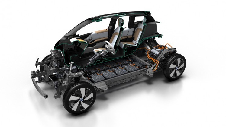 BMW introduceert naast 22 kWh accu ook 33 kWh batterij. Daarmee heeft de i3 een actieradius van 300 kilometer, en dat is 200 kilometer effectief.