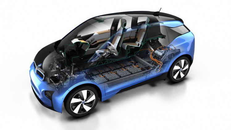 BMW introduceert naast 22 kWh accu ook 33 kWh batterij. Daarmee heeft de i3 een actieradius van 300 kilometer, en dat is 200 kilometer effectief.