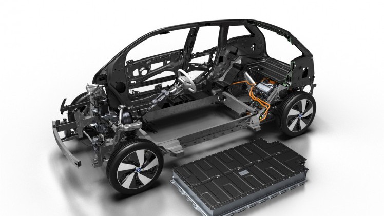BMW introduceert naast 22 kWh accu ook 33 kWh batterij. Daarmee heeft de i3 een actieradius van 300 kilometer, en dat is 200 kilometer effectief.