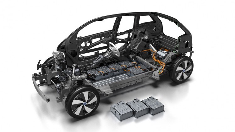 BMW introduceert naast 22 kWh accu ook 33 kWh batterij. Daarmee heeft de i3 een actieradius van 300 kilometer, en dat is 200 kilometer effectief.