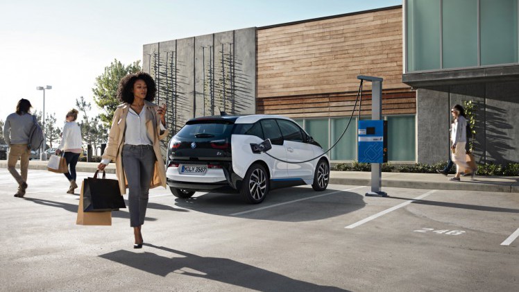 BMW introduceert naast 22 kWh accu ook 33 kWh batterij. Daarmee heeft de i3 een actieradius van 300 kilometer, en dat is 200 kilometer effectief.