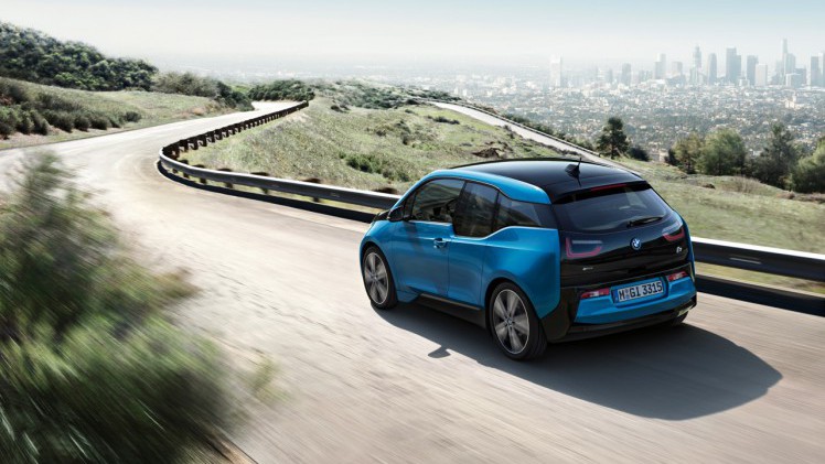 BMW introduceert naast 22 kWh accu ook 33 kWh batterij. Daarmee heeft de i3 een actieradius van 300 kilometer, en dat is 200 kilometer effectief.