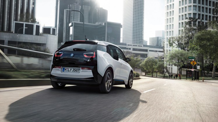 BMW introduceert naast 22 kWh accu ook 33 kWh batterij. Daarmee heeft de i3 een actieradius van 300 kilometer, en dat is 200 kilometer effectief.