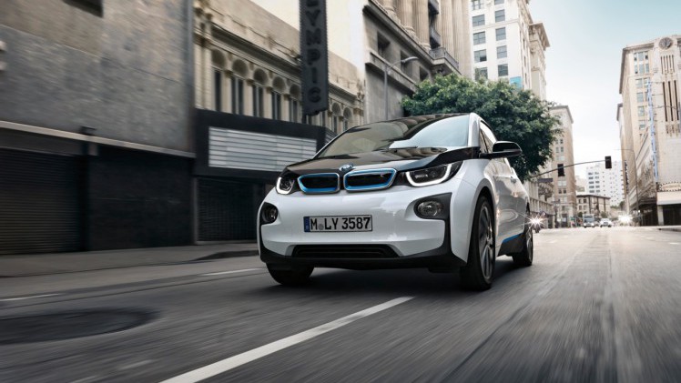 BMW introduceert naast 22 kWh accu ook 33 kWh batterij. Daarmee heeft de i3 een actieradius van 300 kilometer, en dat is 200 kilometer effectief.