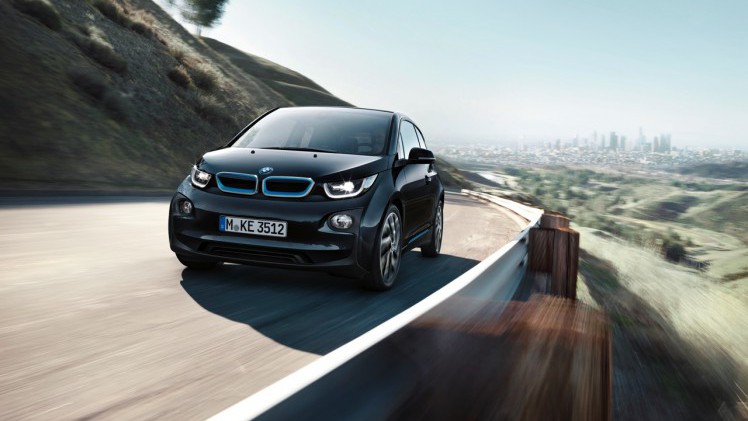 BMW introduceert naast 22 kWh accu ook 33 kWh batterij. Daarmee heeft de i3 een actieradius van 300 kilometer, en dat is 200 kilometer effectief.