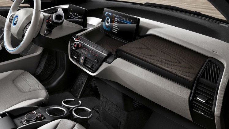 BMW introduceert naast 22 kWh accu ook 33 kWh batterij. Daarmee heeft de i3 een actieradius van 300 kilometer, en dat is 200 kilometer effectief.