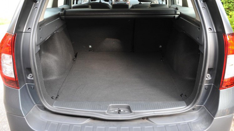Dacia maakt eindelijk het Stepway aanbod compleet met de Logan MCV Stepway. Stoer hoog op de poten, veel binnenruimte en moderne technieken maken deze auto zeer aantrekkelijk.
