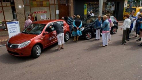 De afgelopen weken kon het winkelend publiek in Rotterdam en Leiden kennismaken met de nieuwe Dacia Sandero. De vanafprijs van 8.495 euro leverde heel wat verbaasde blikken op; Zo laag?