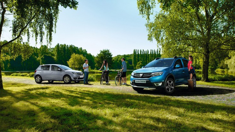 Dacia introduceert affabriek LPG-installatie voor Sandero en Logan MCV Bi-Fuel. Ze maken gebruik van de TCe 90 benzinemotor. Ook nieuw in 2016 is er de Easy-R automaat.