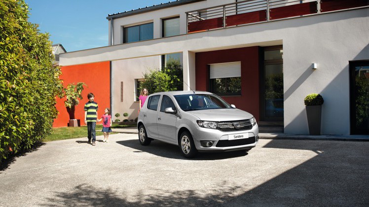 Dacia introduceert affabriek LPG-installatie voor Sandero en Logan MCV Bi-Fuel. Ze maken gebruik van de TCe 90 benzinemotor. Ook nieuw in 2016 is er de Easy-R automaat.