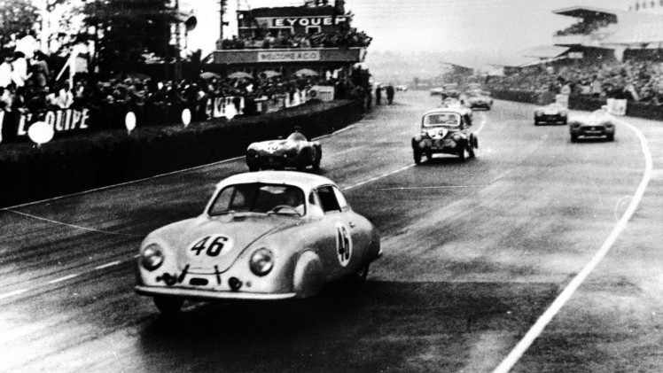Het is de dag van de autonamen en Porsche haalt hiervan enkele voorbeelden aan.