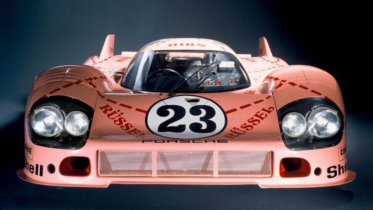 Het is de dag van de autonamen en Porsche haalt hiervan enkele voorbeelden aan.