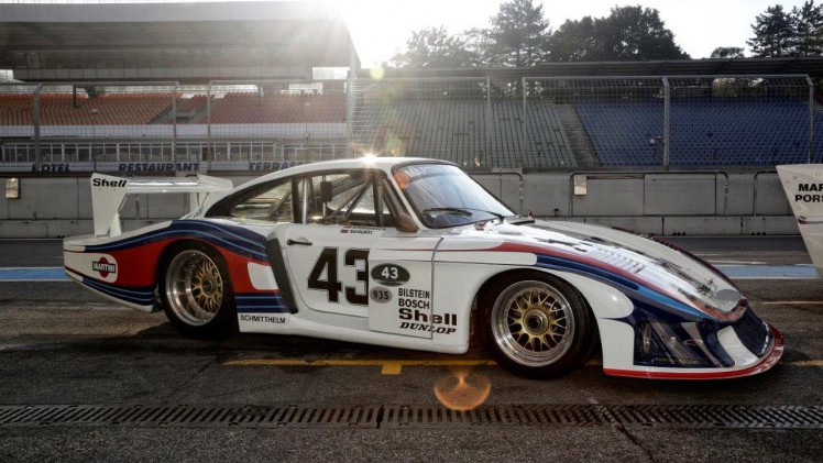 Het is de dag van de autonamen en Porsche haalt hiervan enkele voorbeelden aan.