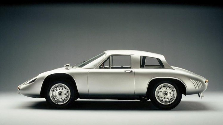 Het is de dag van de autonamen en Porsche haalt hiervan enkele voorbeelden aan.