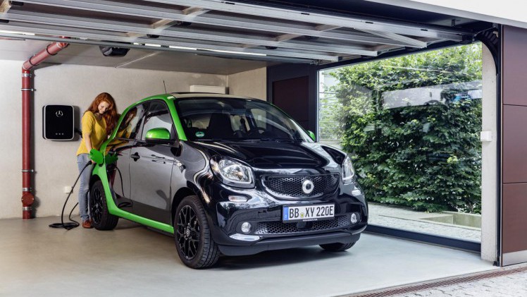 Daimler voorziet ontwikkelingen op verschillende aandrijflijnen, elektrisch, hybride, accu, brandstofcel en verbrandingsmotor.