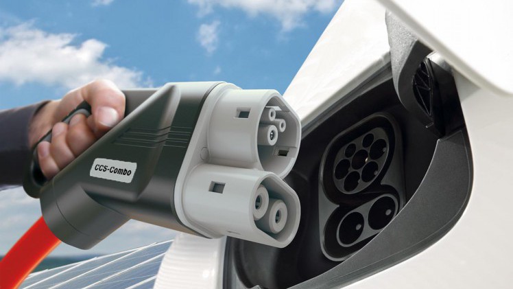 Daimler voorziet ontwikkelingen op verschillende aandrijflijnen, elektrisch, hybride, accu, brandstofcel en verbrandingsmotor.