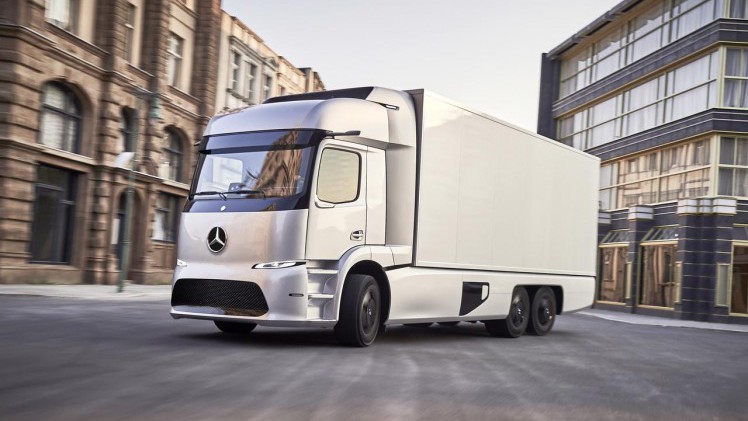 Daimler voorziet ontwikkelingen op verschillende aandrijflijnen, elektrisch, hybride, accu, brandstofcel en verbrandingsmotor.