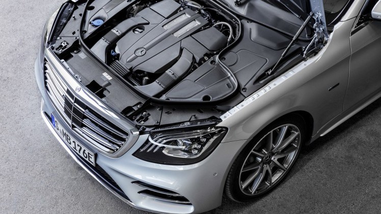 Daimler voorziet ontwikkelingen op verschillende aandrijflijnen, elektrisch, hybride, accu, brandstofcel en verbrandingsmotor.